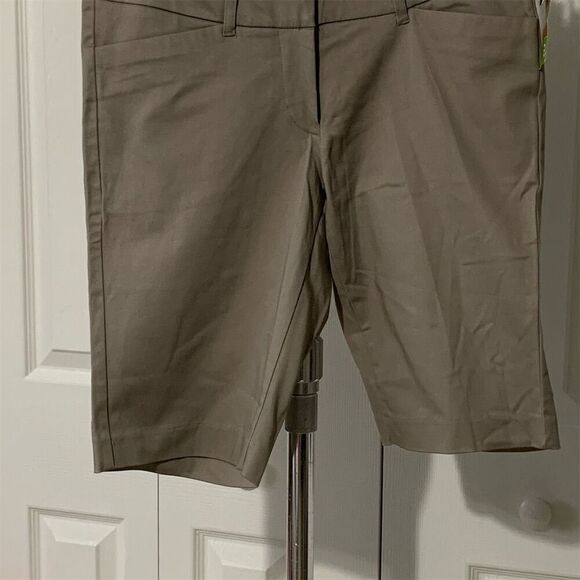 VTG. Mossimo Women's  Size‎ 4 Shorts Beige Flat Front Casual Summer - Picture 1 of 11